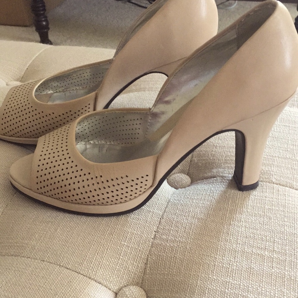 Naturalizer Beige Leather Platform Heels, Size 7W